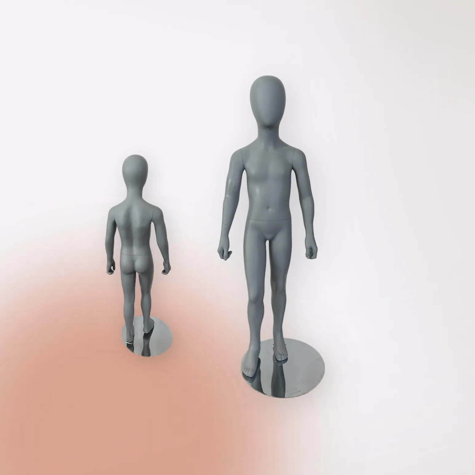 Maniquí niña con cabeza sin rostro gris