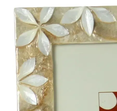 Portafotos en nácar beige flor relieve(10x15cm) - Imagen 2