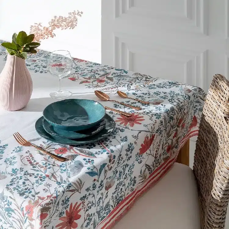 Mantel Antimanchas Flores Rosas y Azules Eva (140×240 cm)